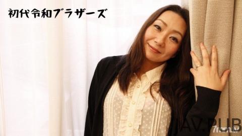 [RB011] Mature couple with a family enjoying holiday affair