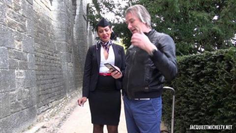 Jacquieetmicheltv - ClÃ©lie, 41ans, hÃ´tesse de l'air lyonnaise !