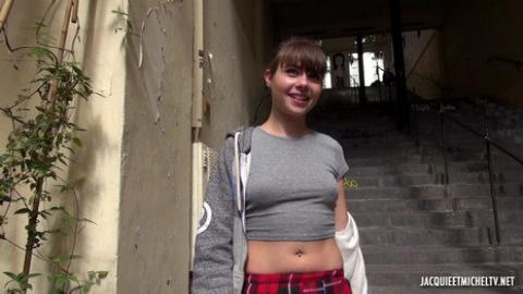 Jacquieetmicheltv - Luna, 19ans, femme de mÃ©nage coquine !