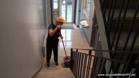 Jacquieetmicheltv - Les plaisirs insolites de Melany !