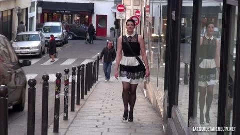 Jacquieetmicheltv - Sue batifole avec deux mecs !